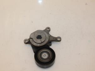 Spanrolle multiriem van een Mercedes-Benz A (W176) 1.6 A-180 16V 2013