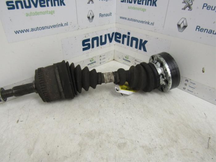 Front drive shaft, left from a Mercedes-Benz Vito (638.1/2) 2.2 CDI 110 16V 2003