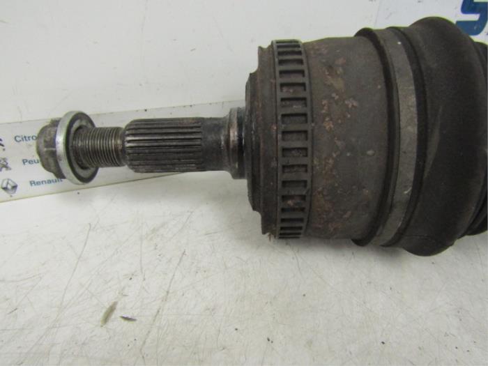 Front drive shaft, left from a Mercedes-Benz Vito (638.1/2) 2.2 CDI 110 16V 2003