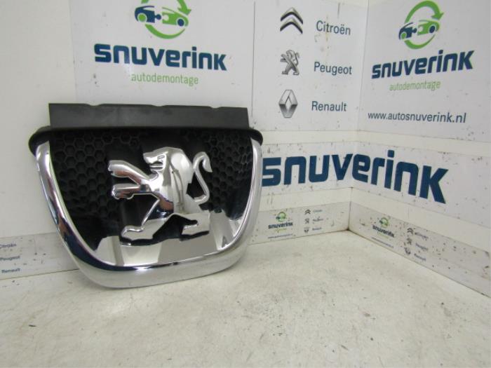 Używane Emblemat Peugeot 308 (4A/C) 1.6 VTI 16V Cena € 20,00 Procedura marży oferowane przez Snuverink Autodemontage