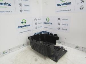 Usagé Boîtier de batterie Citroen C2 Prix € 30,00 Règlement à la marge proposé par Snuverink Autodemontage