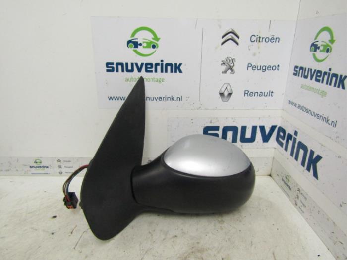 Wing mirror, left from a Peugeot 206 (2A/C/H/J/S) 1.4 XR,XS,XT,Gentry 2005
