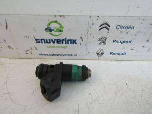 Used Injector (petrol injection) Renault Megane II CC (EM) 2.0 16V Price € 35,00 Margin scheme offered by Snuverink Autodemontage