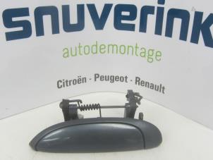Usagé Poignée portière 4portes avant gauche Renault Clio II Societe (SB) 1.5 dCi 80 Prix € 25,00 Règlement à la marge proposé par Snuverink Autodemontage
