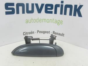 Usagé Poignée de porte arrière gauche Renault Clio II Societe (SB) 1.5 dCi 80 Prix € 25,00 Règlement à la marge proposé par Snuverink Autodemontage