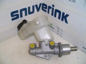 Używane Glówny cylinder hamulcowy Renault Twingo II (CN) 1.2 16V Cena na żądanie oferowane przez Snuverink Autodemontage