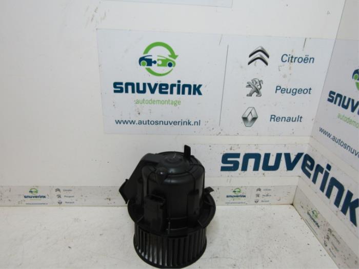 Heating and ventilation fan motor from a Citroën C3 (SC) 1.2 VTi 82 12V 2015