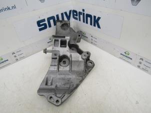 Used Alternator upper bracket Renault Master IV (MA/MB/MC/MD/MH/MF/MG/MH) 2.3 dCi 16V Price € 48,40 Inclusive VAT offered by Snuverink Autodemontage
