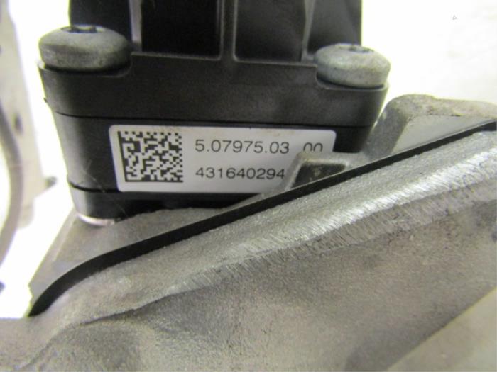 EGR valve from a Renault Clio IV (5R) 1.5 Energy dCi 90 FAP 2015
