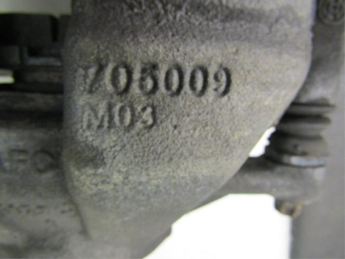 Bremszange links vorne van een Peugeot 308 (L3/L8/LB/LH/LP) 1.6 BlueHDi 120 2015