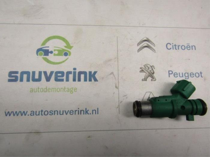 Injector (petrol injection) from a Peugeot 206 PLUS 2010