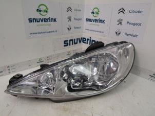 Used Headlight, left Peugeot 206 (2A/C/H/J/S) 1.4 16V Price € 37,00 Margin scheme offered by Snuverink Autodemontage