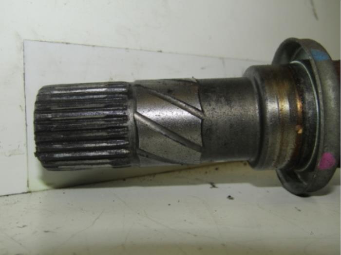Front drive shaft, right from a Renault Clio III (BR/CR) 1.2 16V 75 2009