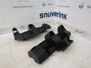 Nuevos Soporte de parachoques derecha delante Renault Scenic Precio de solicitud ofrecido por Snuverink Autodemontage