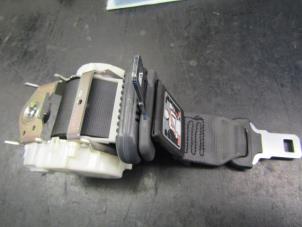 Used Rear seatbelt, centre Renault Clio III (BR/CR) 1.2 16V 75 Price € 27,00 Margin scheme offered by Snuverink Autodemontage