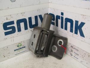 Used Front door hinge, right Renault Clio III (BR/CR) 1.2 16V 75 Price € 25,00 Margin scheme offered by Snuverink Autodemontage