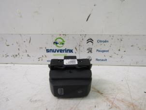 Used Rear window heating switch Renault Trafic (1FL/2FL/3FL/4FL) 1.6 dCi 125 Twin Turbo Price € 18,15 Inclusive VAT offered by Snuverink Autodemontage