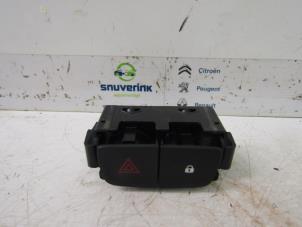 Used Panic lighting switch Renault Trafic (1FL/2FL/3FL/4FL) 1.6 dCi 125 Twin Turbo Price € 24,20 Inclusive VAT offered by Snuverink Autodemontage