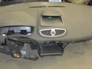 Used Dashboard Renault Clio III (BR/CR) 1.5 dCi 85 Price € 125,00 Margin scheme offered by Snuverink Autodemontage