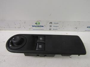 Used Electric window switch Renault Clio IV (5R) 0.9 Energy TCE 90 12V Price € 20,00 Margin scheme offered by Snuverink Autodemontage