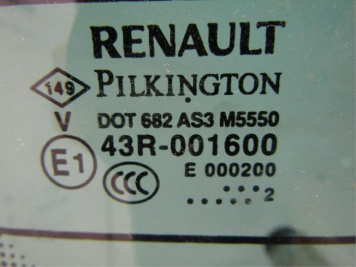 Ventanilla detrás de un Renault Laguna III Estate (KT) 1.5 dCi 110 2012