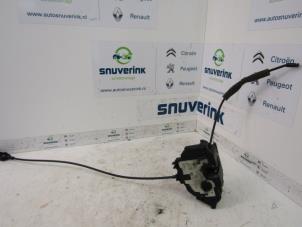 Używane Mechanizm blokady drzwi prawych tylnych wersja 4-drzwiowa Renault Clio III (BR/CR) 1.6 16V Cena € 25,00 Procedura marży oferowane przez Snuverink Autodemontage