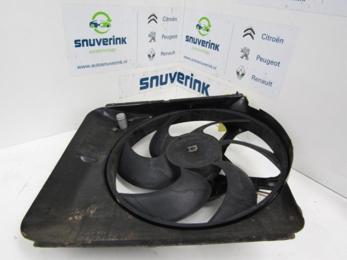 Fan motor from a Renault Clio (B/C57/357/557/577) 1.4 Kat. 1997