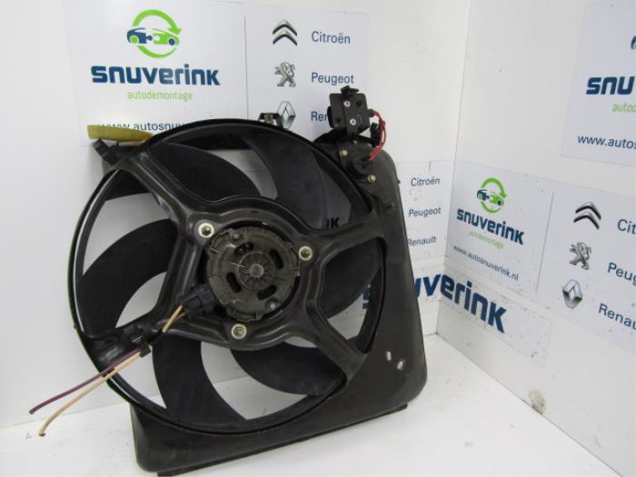 Fan motor from a Renault Clio (B/C57/357/557/577) 1.4 Kat. 1997