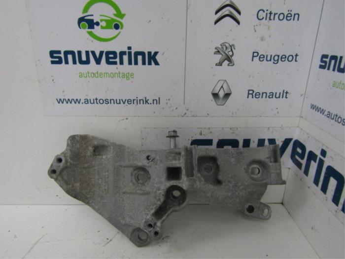 Usagé Support dynamo haut Renault Clio IV (5R) 1.5 Energy dCi 90 FAP Prix € 34,00 Règlement à la marge proposé par Snuverink Autodemontage