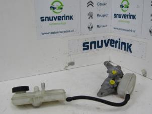 Usagé Cylindre de frein principal Renault Scénic III (JZ) 1.5 dCi 110 Prix € 45,00 Règlement à la marge proposé par Snuverink Autodemontage