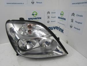 Używane Reflektor prawy Renault Scénic I (JA) 2.0 16V IDE Cena € 50,00 Procedura marży oferowane przez Snuverink Autodemontage