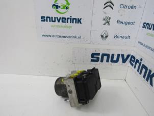 Używane Pompa ABS Renault Master IV (FV) 2.3 dCi 100 16V FWD Cena € 139,15 Z VAT oferowane przez Snuverink Autodemontage