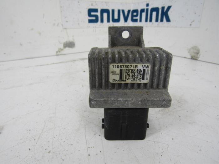 Glow plug relay from a Renault Clio IV (5R) 1.5 dCi 75 FAP 2013