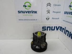 Usagé Pompe de direction Renault Espace (JK) 2.0 16V Turbo Prix € 70,00 Règlement à la marge proposé par Snuverink Autodemontage