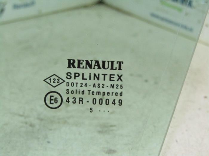 Vitre triangulaire avant gauche d'un Renault Grand Scénic II (JM) 2.0 16V 2006
