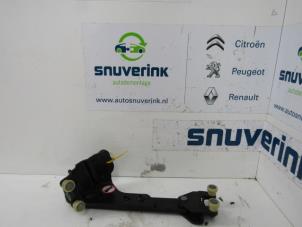 Used Sliding door roller, left Peugeot Expert (VA/VB/VE/VF/VY) 1.6 Blue HDi 95 16V Price € 40,00 Margin scheme offered by Snuverink Autodemontage