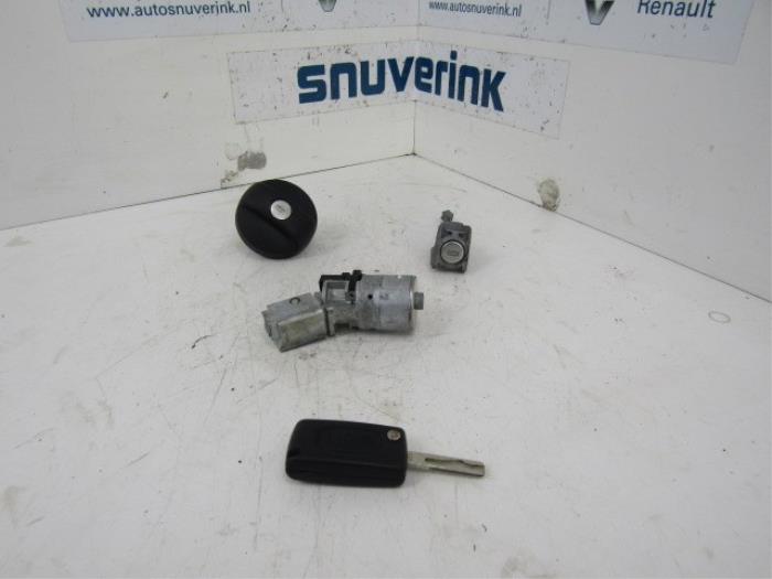 Gebrauchte Schlossset Peugeot 207/207+ (WA/WC/WM) 1.6 16V GT THP Preis € 25,00 Margenregelung angeboten von Snuverink Autodemontage