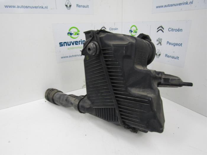 Cuerpo de filtro de aire de un Renault Kangoo Express (FW) 1.5 dCi 85 2011