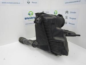 Usados Cuerpo de filtro de aire Renault Kangoo Express (FW) 1.5 dCi 85 Precio € 60,50 IVA incluido ofrecido por Snuverink Autodemontage
