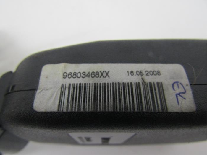 Insertion ceinture de sécurité arrière gauche d'un Peugeot 207/207+ (WA/WC/WM) 1.6 HDi 16V 2008