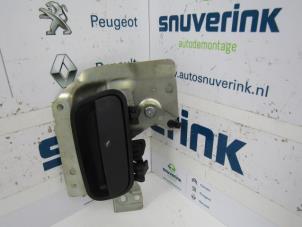 Używane uchwyt drzwi przesuwnych lewych Peugeot Partner Cena € 36,30 Z VAT oferowane przez Snuverink Autodemontage
