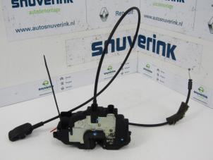 Used Door lock mechanism 2-door, right Renault Clio III (BR/CR) 1.2 16V TCe 100 Price on request offered by Snuverink Autodemontage