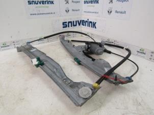 Used Window mechanism 2-door, front right Renault Clio III (BR/CR) 1.2 16V TCe 100 Price € 50,00 Margin scheme offered by Snuverink Autodemontage