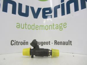 Używane Wtryskiwacz (wtrysk benzyny) Renault Espace Cena € 25,00 Procedura marży oferowane przez Snuverink Autodemontage
