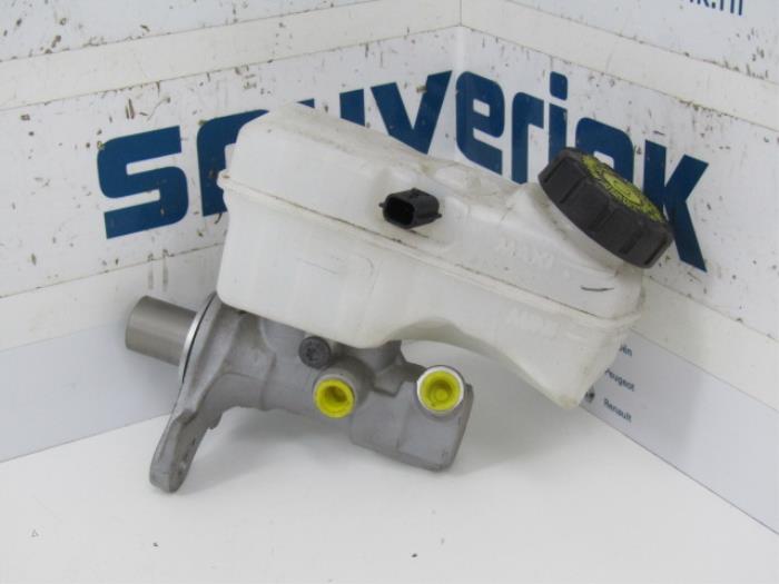 Master cylinder from a Renault Clio IV Estate/Grandtour (7R) 1.5 Energy dCi 90 FAP 2014