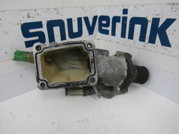Thermostat housing from a Peugeot 206 CC (2D) 1.6 16V 2004