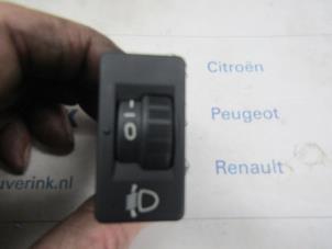 Usados Interruptor faro lhv Peugeot 307 (3A/C/D) 2.0 HDi 135 16V FAP Precio € 20,00 Norma de margen ofrecido por Snuverink Autodemontage