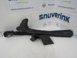 Usagé Joint caoutchouc vitre arrière Peugeot 206 CC (2D) 2.0 16V Prix € 50,00 Règlement à la marge proposé par Snuverink Autodemontage