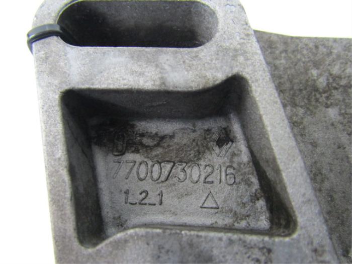 Power steering pump from a Renault Trafic I (TXX) 2.1 D T900 1997