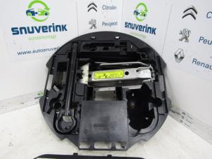 Używane Dzwignik Renault Clio III (BR/CR) 1.6 16V Cena € 45,00 Procedura marży oferowane przez Snuverink Autodemontage